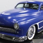 Este elegante Mercury Eight de 1950 acabado en azul mate es una belleza de Hot Rod personalizada