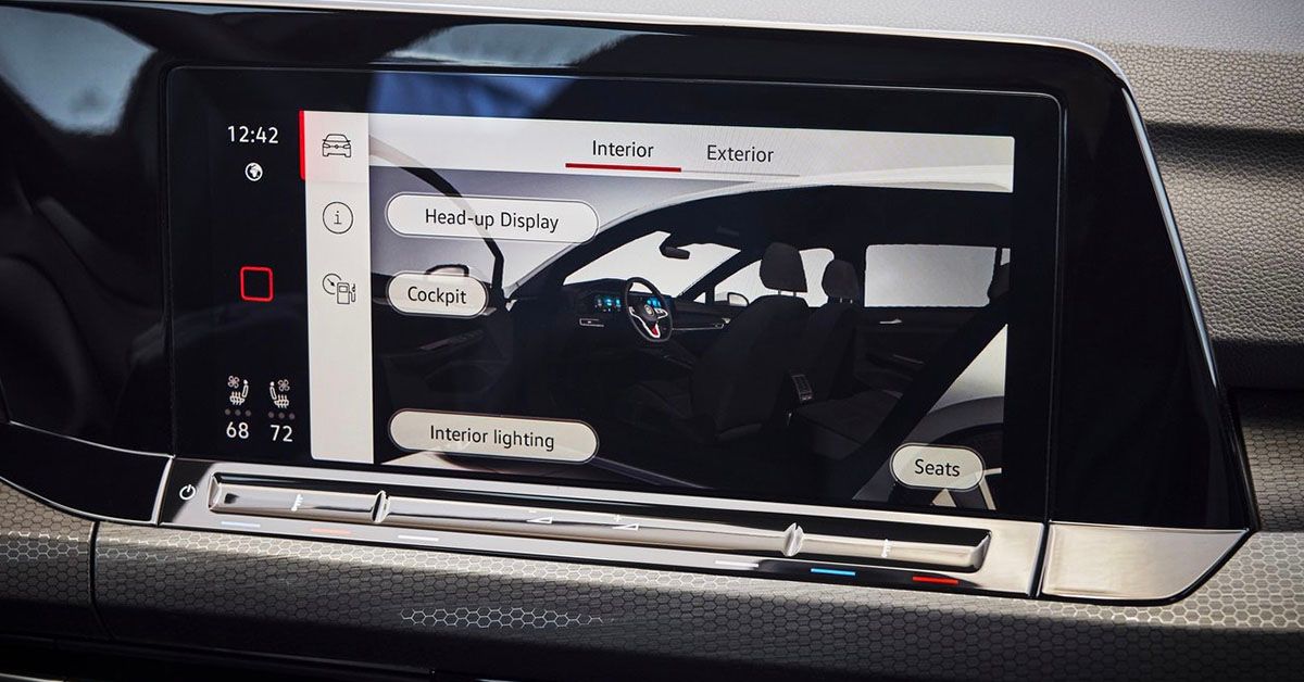 sistema de infoentretenimiento con pantalla táctil en el interior del Volkswagen Golf GTI 2022