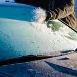 5 trucos fáciles para descongelar el parabrisas sin calor