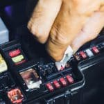7 formas de comprobar un fusible del coche con y sin multímetro