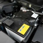 Al conectar una batería de coche, ¿qué terminal debes conectar primero?