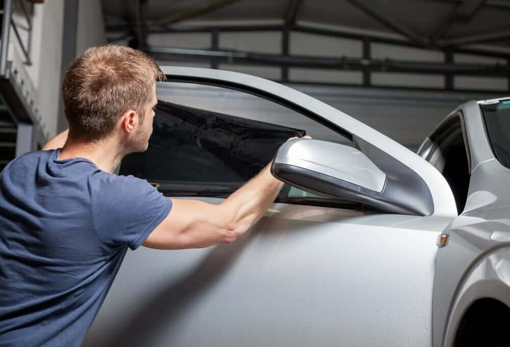Cómo quitar los arañazos de las ventanas del coche: Soluciones rápidas