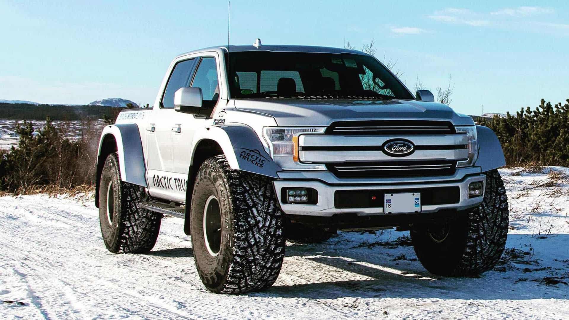 Ford F-150 de Arctic Trucks en una carretera helada