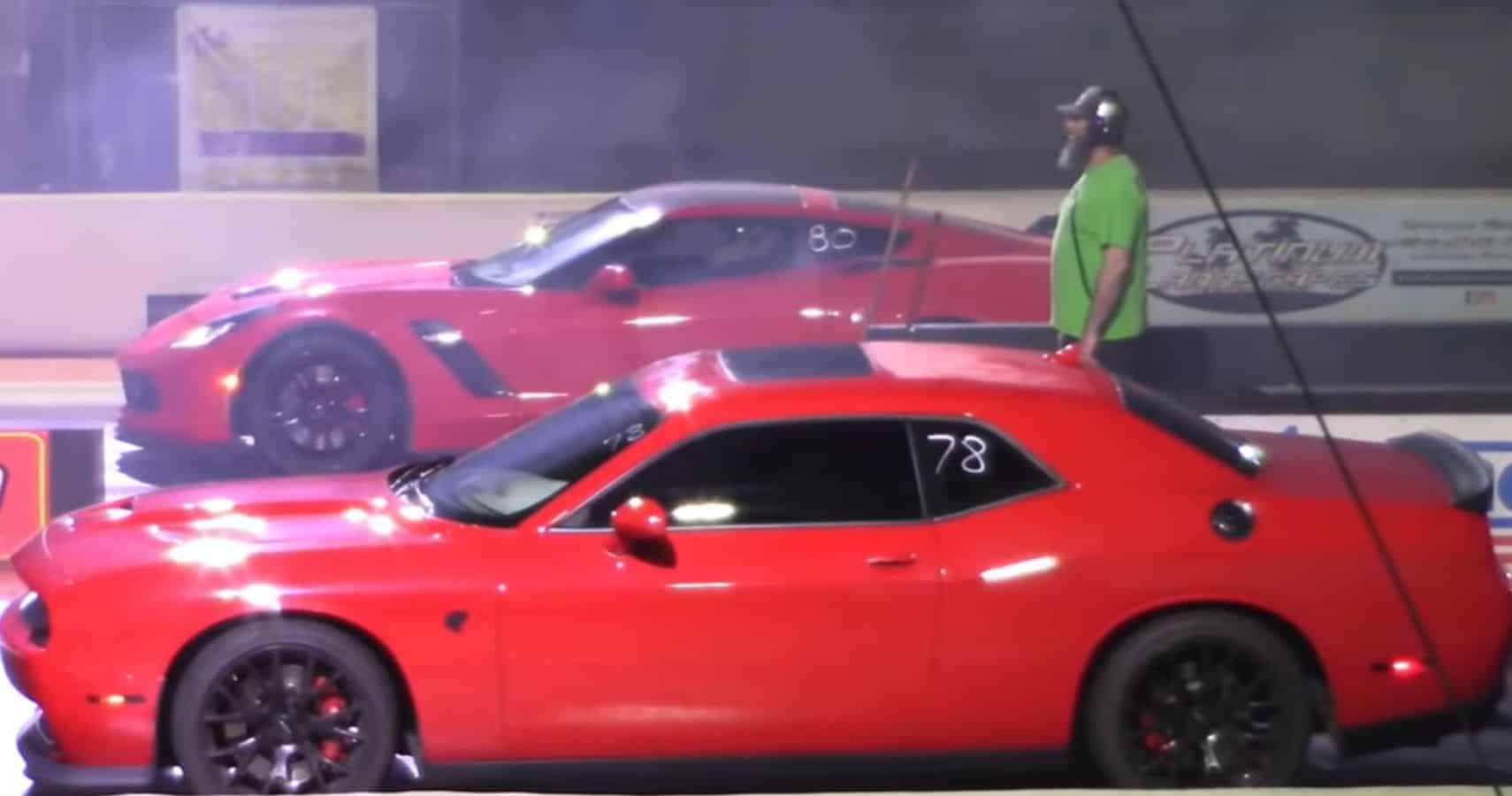 El Chevrolet Corvette C7 rojo contra el Dodge Challenger Hellcat rojo