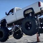 Mira de qué forma este colosal Chevy Mud-Truck derriba cobertizos y sale volando en Florida