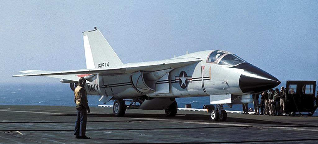 Prototipo de caza naval F-111B en un portaaviones