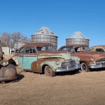 La granja que alberga una colección de Chevy antiguos