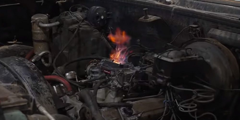 Las llamas salen disparadas del carburador del Chevrolet Blazer de 1980