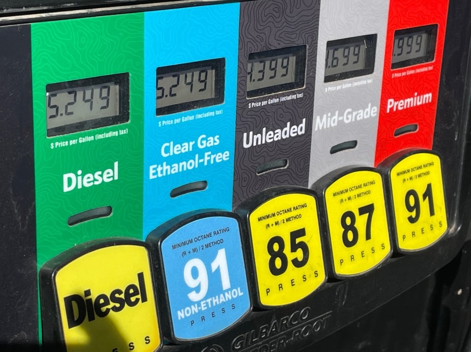Un surtidor de gasolina en Ouray, Colorado, con gasolina transparente sin etanol a la venta 