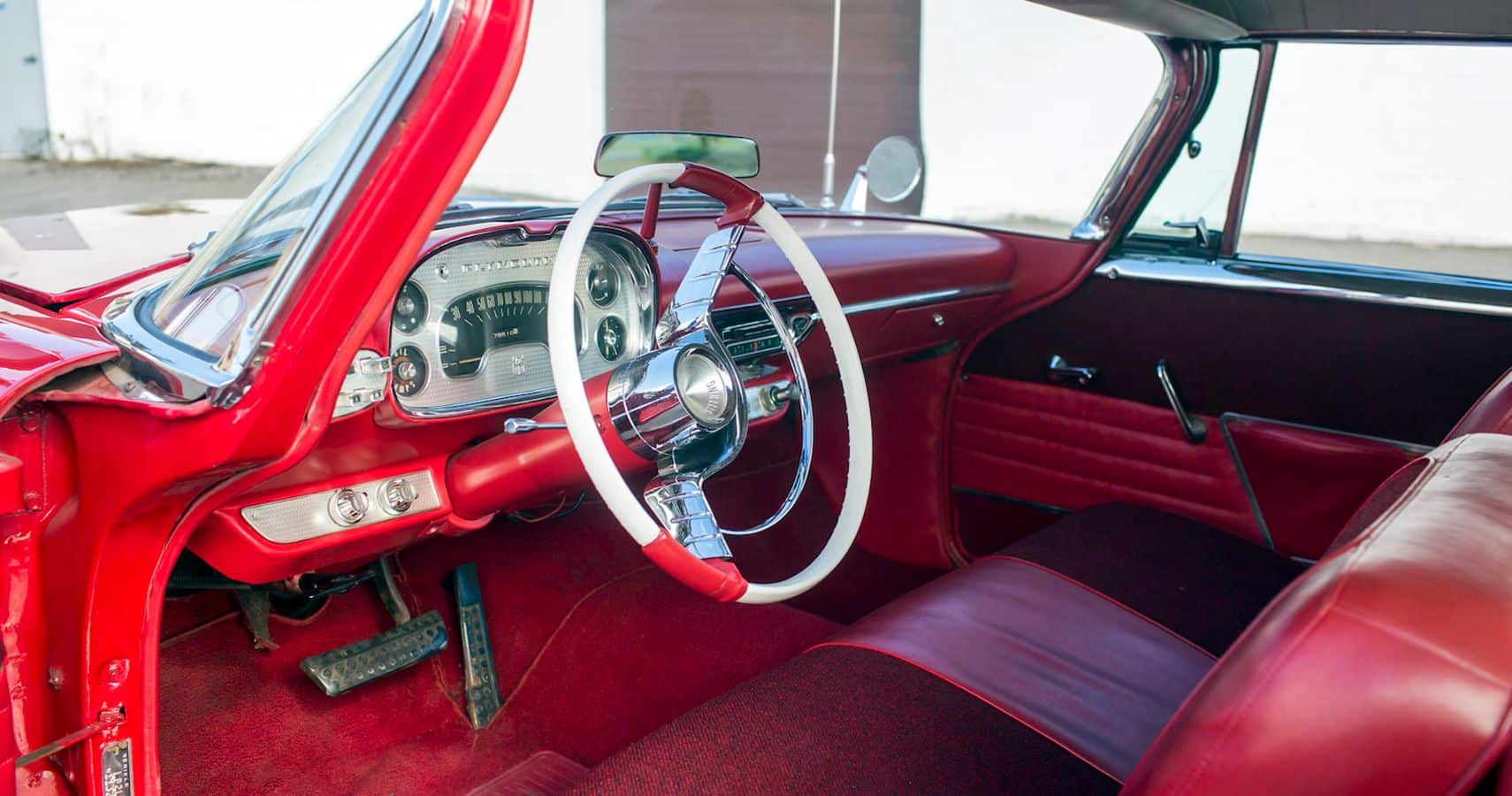 el Plymouth Fury de 1958, llamado Christine, fue restaurado posteriormente a su antigua gloria y volvió a cambiar de manos, vendiéndose en la subasta Barrett-Jackson Scottsdale 2015 por 198.000 dólares