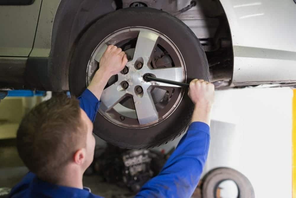 ¿Qué es lo que hace que un neumático se desgaste por fuera?