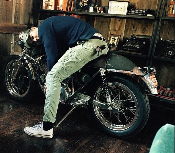 Ryan Reynolds en una moto en su salón