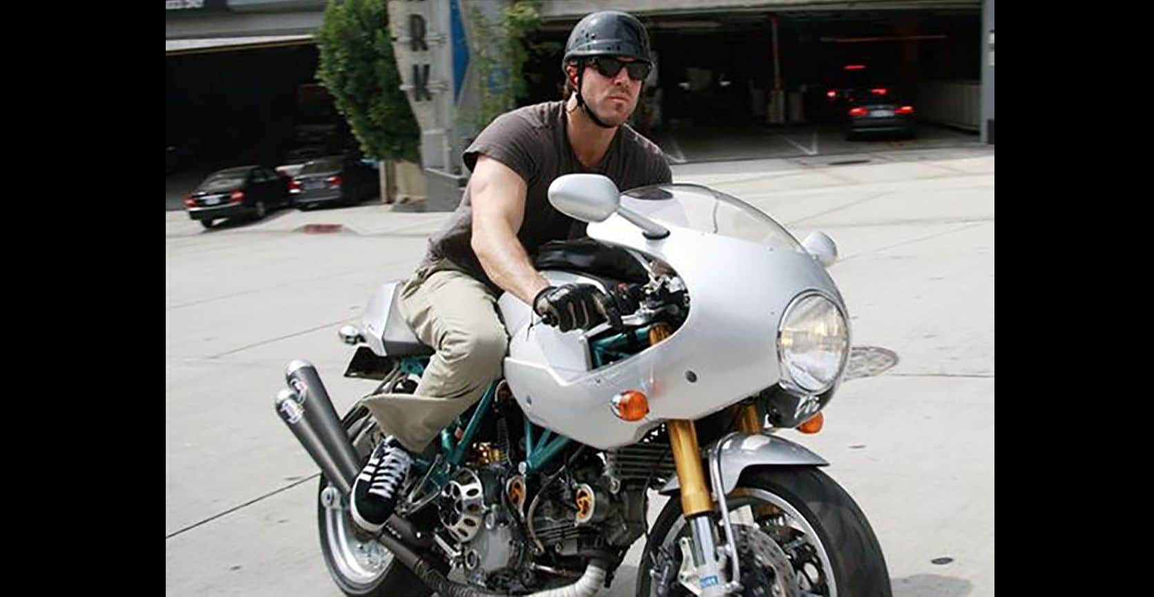 Ryan Reynolds en su Ducati Paul Smart 1000LE