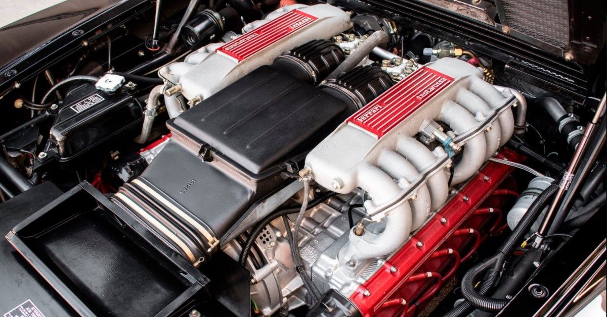 Vista de la bahía del V12 del Ferrari Testarossa con motor central