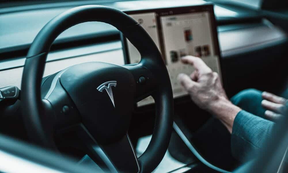 Pantalla del salpicadero del coche Tesla