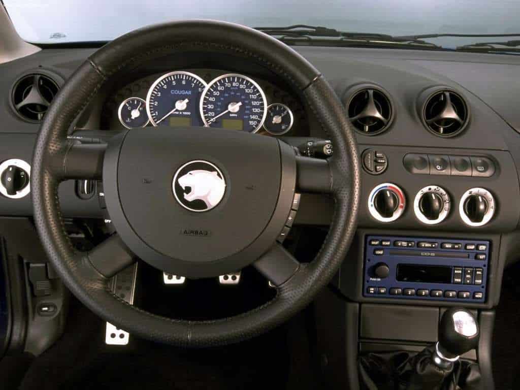 El elegante interior del Mercury Cougar C2 2001