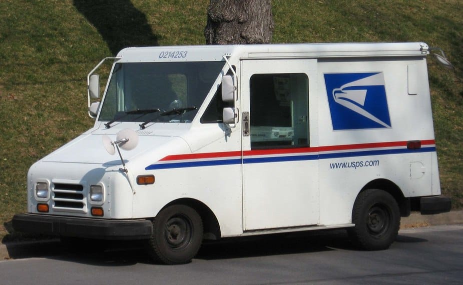 Un camión de correo Grumman LLV se encuentra en un barrio local 