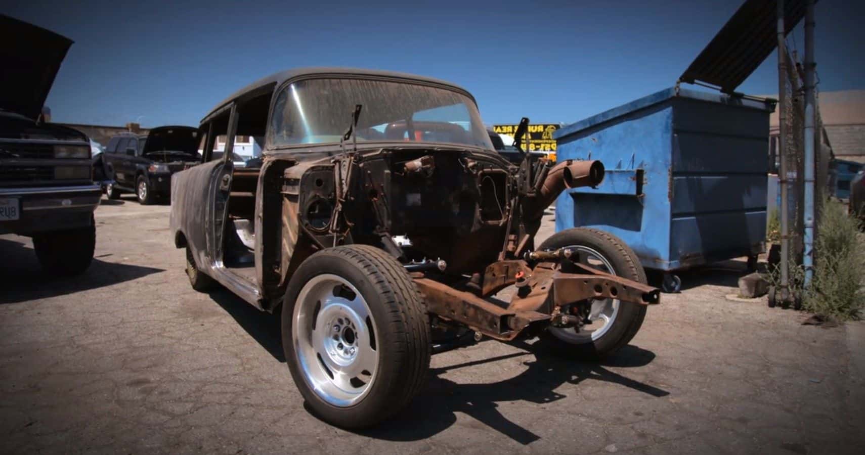 Un viejo y oxidado Chevy Wagon de 1957 utilizado para la construcción del Garaje Gotham