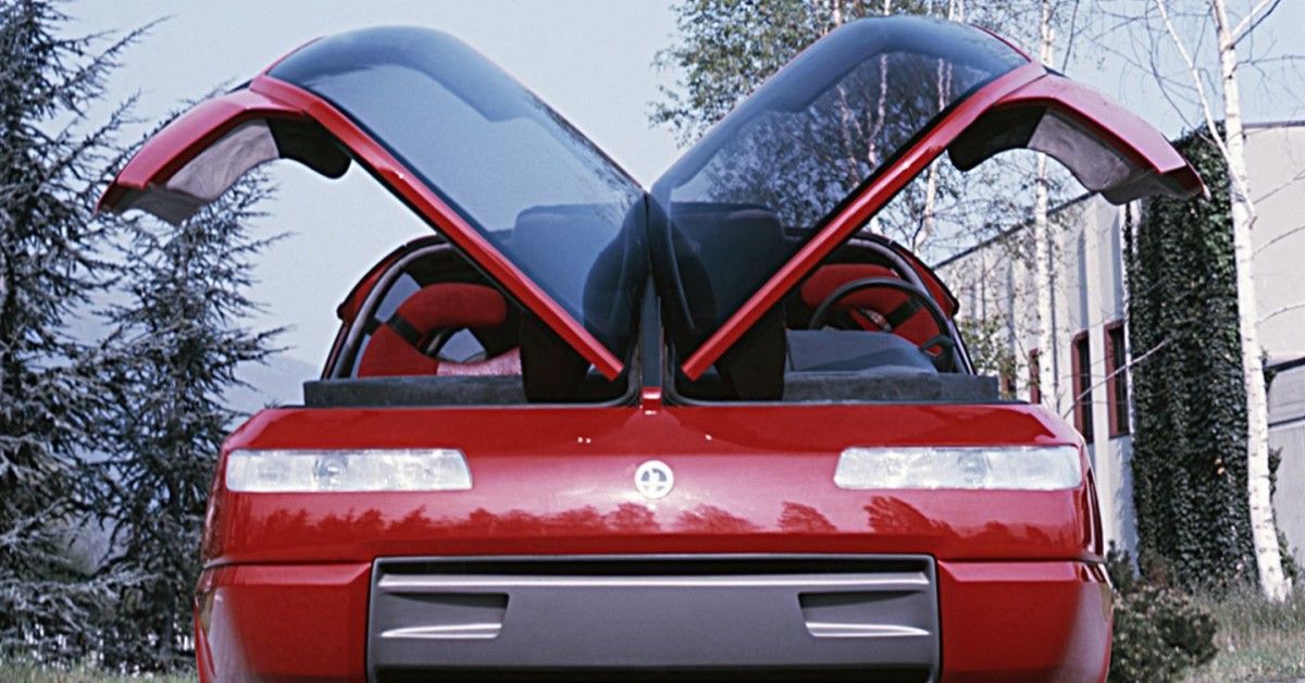 Vista frontal del Bertone Genesis con puertas de ala de gaviota abiertas