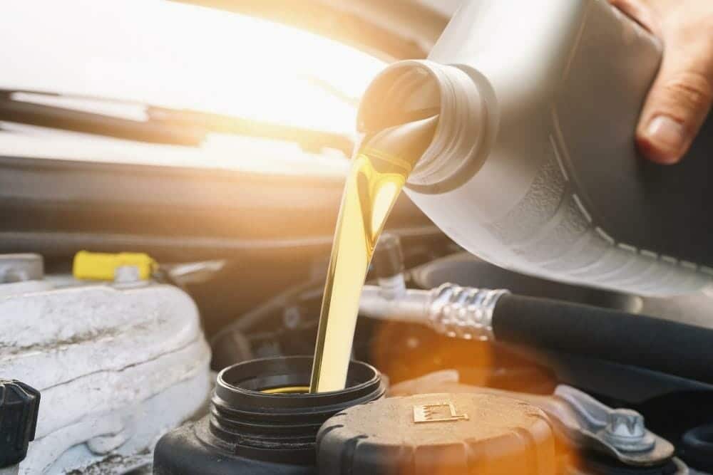 ¿Qué ocurre si se derrama aceite en el motor?
