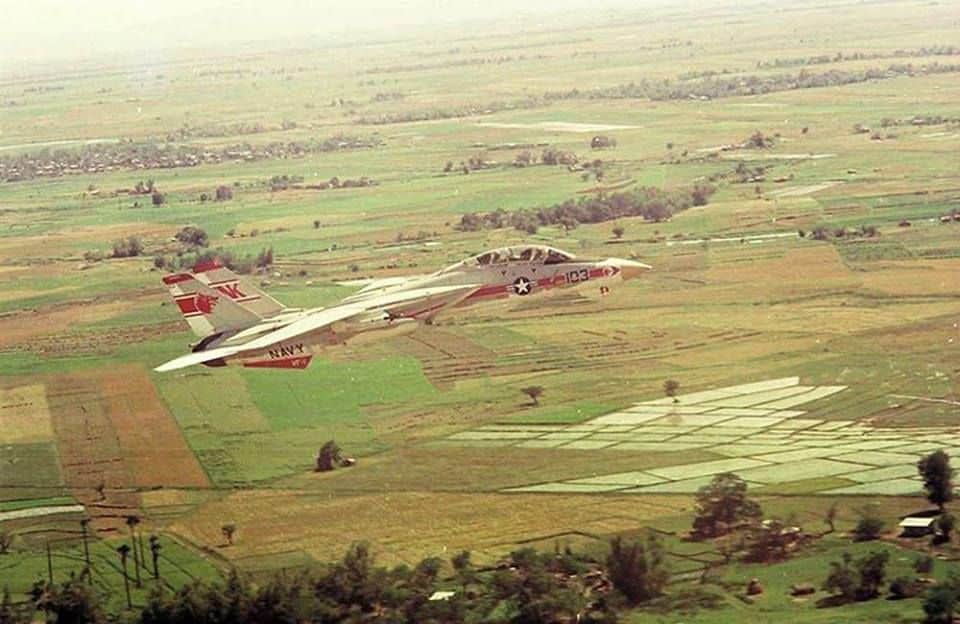 f-14-tomcat-de-vf-1-wolfpack-vuela-un-patrullaje-aéreo-de-combate-sobre-vietnam-en-abril-1975-durante-laevacuación-de-saigon