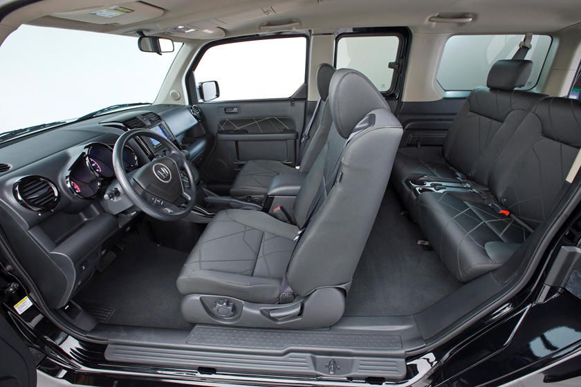 Interior del Honda Element SC - muestra de los asientos delanteros y traseros