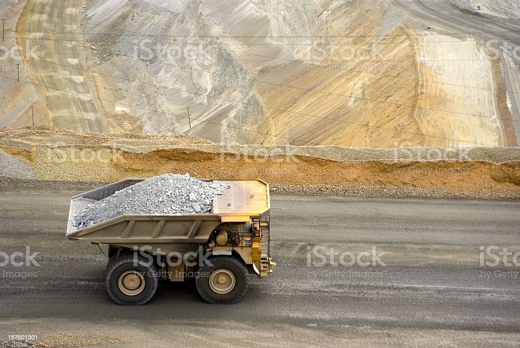 Camión basculante amarillo en una mina de cobre de Utah visto desde arriba Camión basculante grande en una mina de cobre de Utah fotos de stock, fotos e imágenes libres de derechos