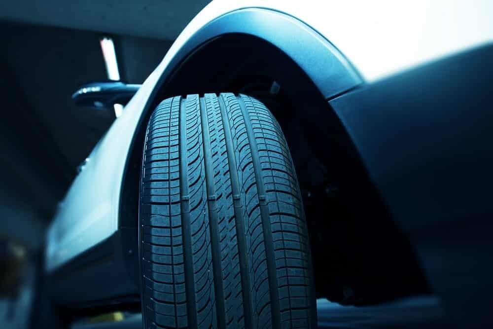 ¿Por qué se desgastan tan rápido los neumáticos de los coches nuevos?