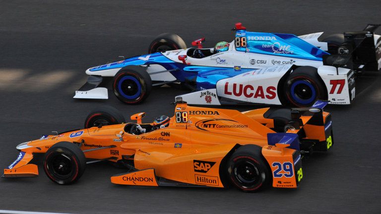 Fernando Alonso lucha en la pista en la Indy 500