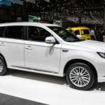 ¿Cómo abrir el depósito de gasolina del Mitsubishi Outlander?