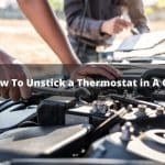 ¿Cómo desatascar un termostato en un coche?
