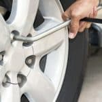 ¿Cómo se quita una tuerca de rueda pelada de un neumático?