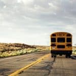 ¿Cuántos kilómetros por galón hace un autobús escolar?