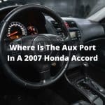 ¿Dónde está el puerto auxiliar en un Honda Accord 2007?