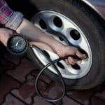 ¿Es seguro conducir con la presión de los neumáticos baja?