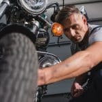 ¿Se puede parchear o tapar un neumático de moto?